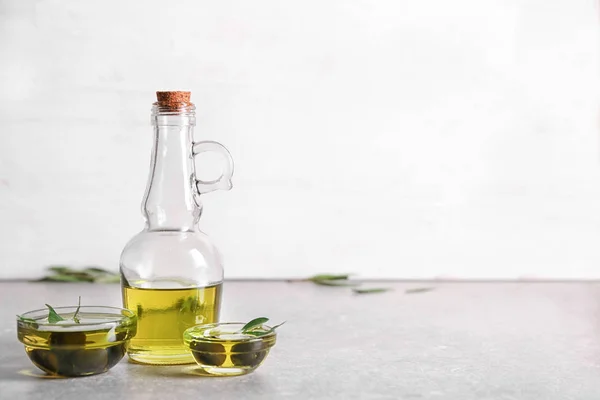 Artículos Vidrio Con Aceite Aceitunas Enlatadas Mesa — Foto de Stock