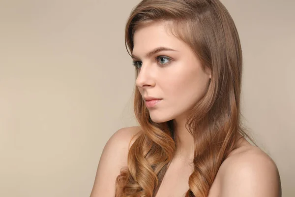 Portrait Jeune Femme Avec Beau Maquillage Sur Fond Couleur Cosmétiques — Photo