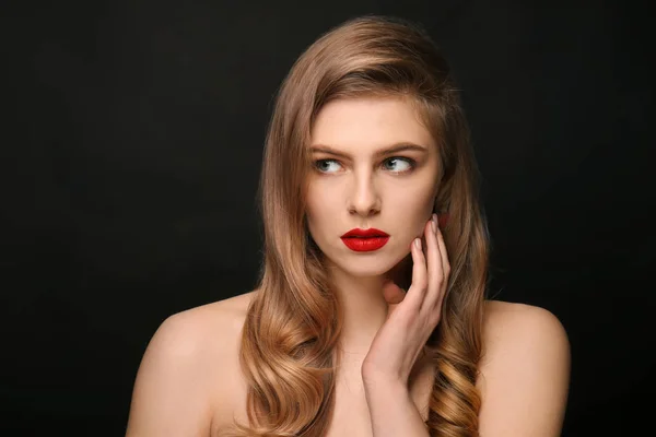 Portrait Jeune Femme Avec Beau Maquillage Sur Fond Noir Cosmétiques — Photo