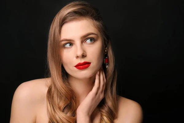 Portrait Jeune Femme Avec Beau Maquillage Sur Fond Noir Cosmétiques — Photo