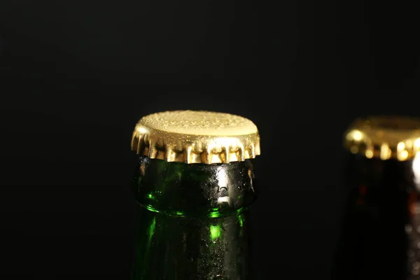 Bottiglia Vetro Birra Fredda Sfondo Scuro Primo Piano — Foto Stock