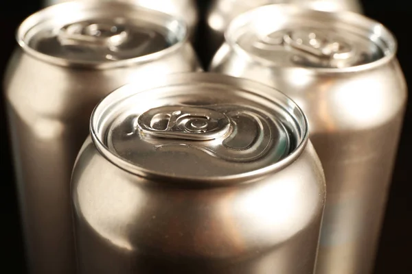 Puszki Aluminiowe Zimnego Piwa Zbliżenie — Zdjęcie stockowe