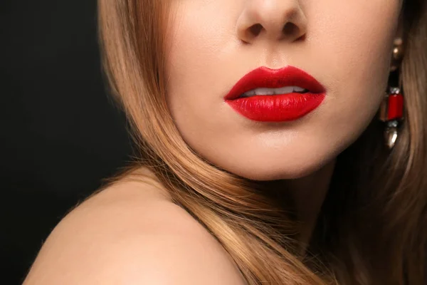Mujer Joven Con Hermoso Maquillaje Primer Plano Cosmética Profesional — Foto de Stock