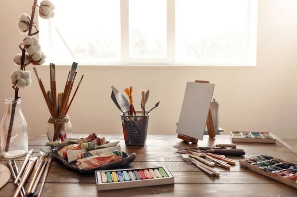 Pinturas Herramientas Sobre Mesa Madera Taller Artista — Foto de Stock