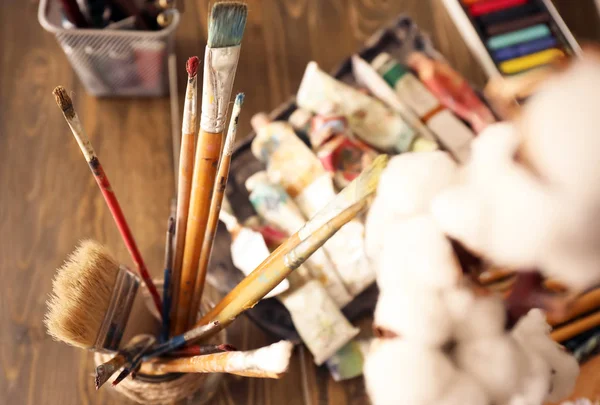 Soporte Con Pinceles Sobre Mesa Pinturas Taller Artista — Foto de Stock