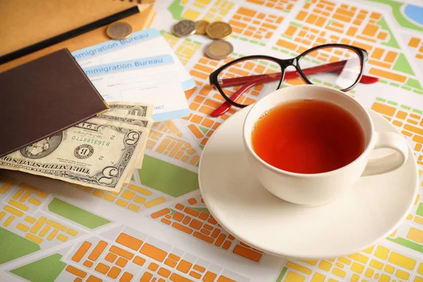 パスポート 市内地図上にお茶のコンポジション 旅行計画の概念 — ストック写真