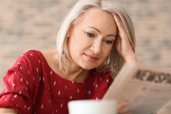 Mature Woman Reading Newspaper Cafe — Stock Photo, Image