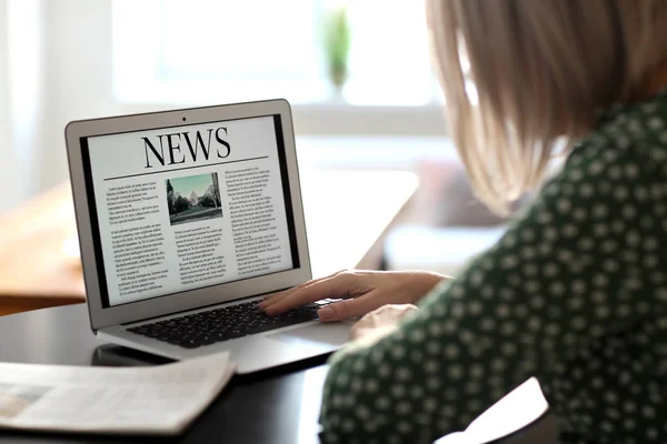 Mature Woman Reading News Laptop Screen Cafe — Stock Photo, Image