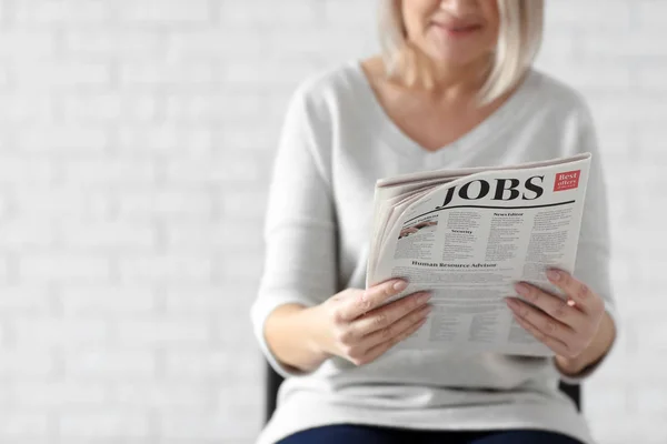 Mogen Kvinna Läser Tidningen Suddig Bakgrund — Stockfoto