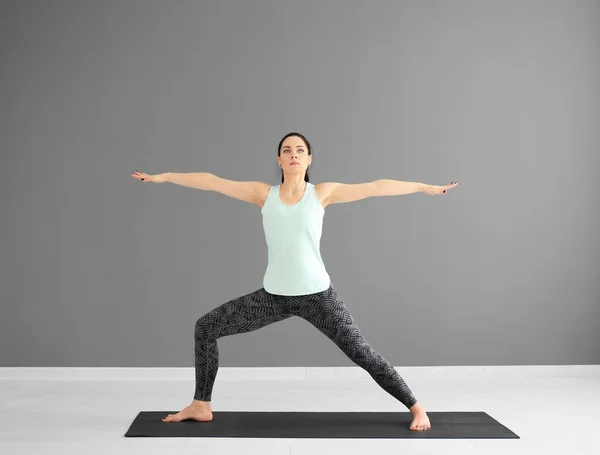 Junge Frau Praktiziert Yoga Haus — Stockfoto