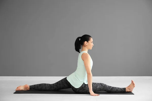 Mujer Joven Practicando Yoga Interiores —  Fotos de Stock