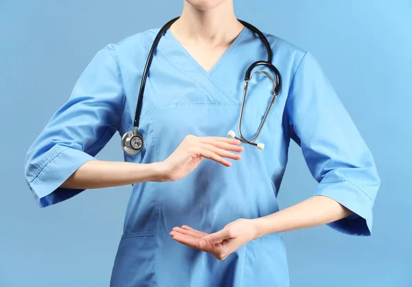 女性医生持有某种颜色背景的东西 — 图库照片