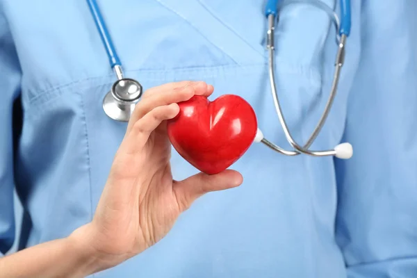 Médica Com Coração Vermelho Close — Fotografia de Stock