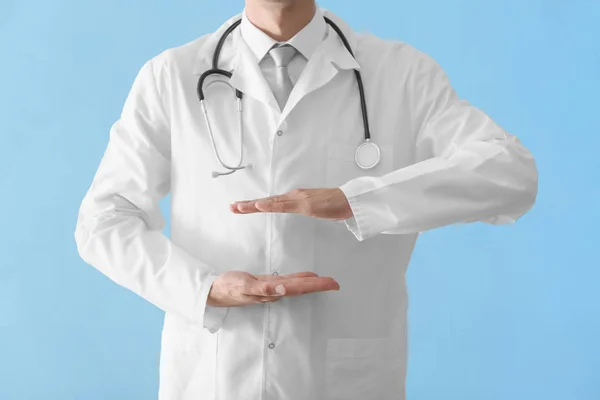 Médico Masculino Segurando Algo Fundo Cor — Fotografia de Stock