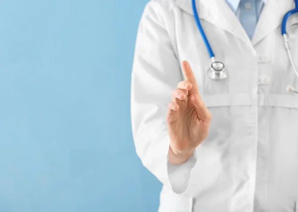 Female Doctor Showing Something Color Background — Stock Photo, Image