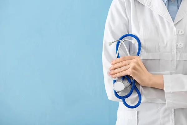 Medico Femminile Con Stetoscopio Sfondo Colori — Foto Stock