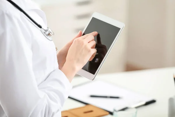 Médica Com Tablet Escritório — Fotografia de Stock