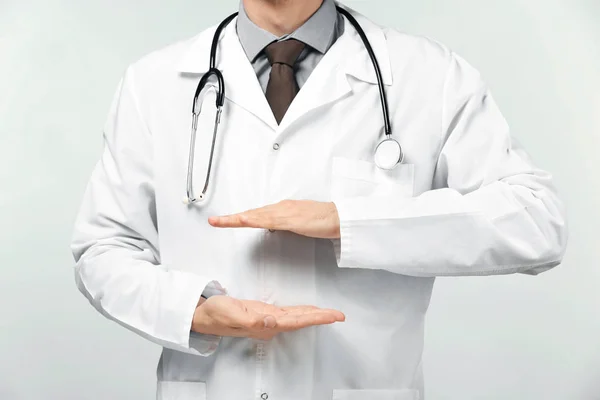 Médico Masculino Segurando Algo Fundo Branco — Fotografia de Stock