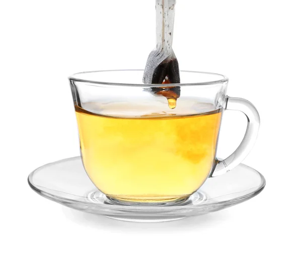 Brauen Von Heißgetränk Mit Teebeutel Glasbecher Auf Weißem Hintergrund — Stockfoto
