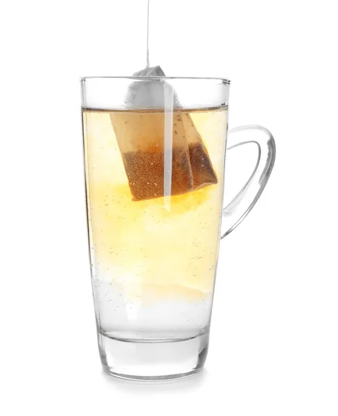 Заварювання Гарячого Напою Чайним Пакетом Скляній Чашці Білому Тлі — стокове фото