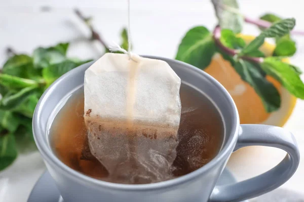 カップ クローズ アップで熱いお茶を醸造 — ストック写真