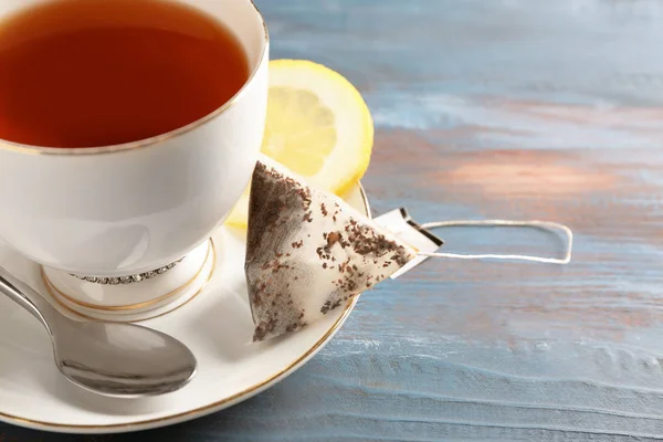 Tasse Heißgetränk Mit Gebrauchtem Teebeutel Auf Dem Tisch — Stockfoto