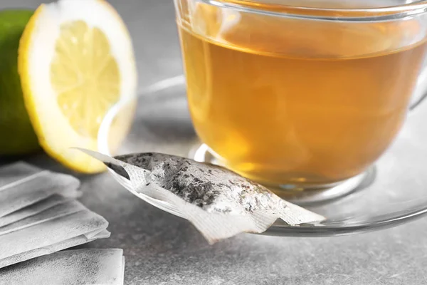 Tasse Mit Heißgetränk Und Gebrauchtem Teebeutel Auf Dem Tisch — Stockfoto