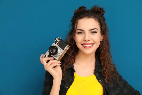 Portrait Beautiful Young Woman Camera Color Background — Stock Photo, Image