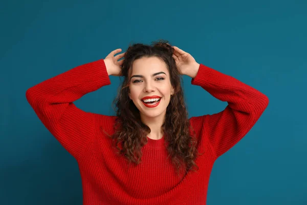 Bella Giovane Donna Abiti Casual Sfondo Colore — Foto Stock