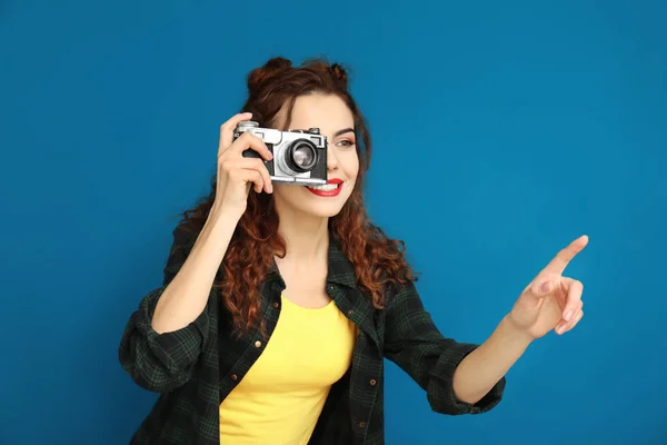 Retrato Bela Jovem Com Câmera Fundo Cor — Fotografia de Stock