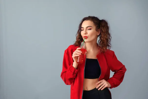 Linda Mujer Joven Con Botella Bebida Fondo Color — Foto de Stock