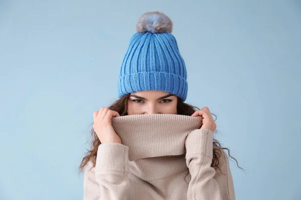 Mooie Jonge Vrouw Warme Kleren Kleur Achtergrond — Stockfoto