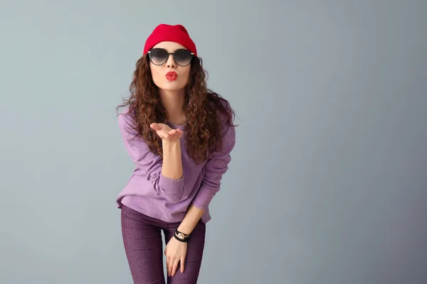 Junge Frau Lässiger Kleidung Sendet Handkuss Auf Farbigem Hintergrund — Stockfoto