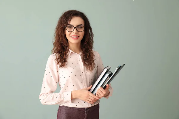 Jeune Femme Vêtements Formels Sur Fond Couleur — Photo