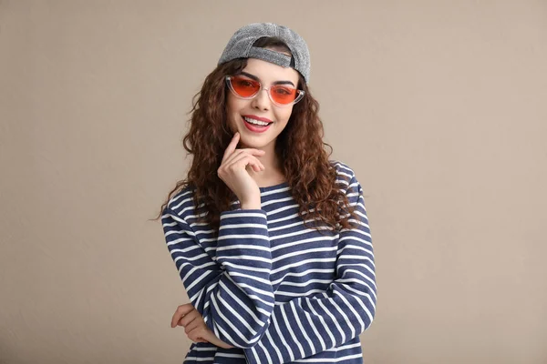 Stijlvolle Jongedame Casual Kleding Kleur Achtergrond — Stockfoto