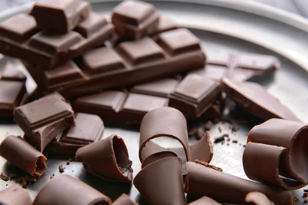 Piring Dengan Ikal Coklat Closeup — Stok Foto