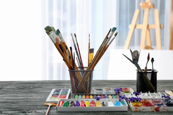 桌上专业画家的工具和油漆 — 图库照片