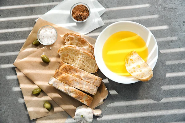 Huile Olive Avec Pain Frais Épices Sur Table — Photo