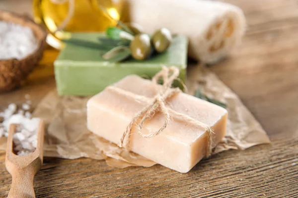 Bar Savon Naturel Avec Extrait Olive Sur Table — Photo