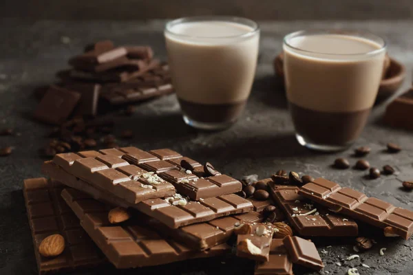 Leckere Schokolade Und Kaffeegläser Auf Dem Tisch — Stockfoto