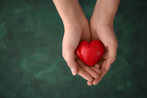 Mulher Segurando Coração Vermelho Fundo Cor Conceito Saúde — Fotografia de Stock