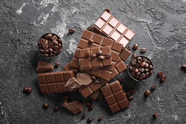 Schokoladenstücke Mit Kaffeebohnen Auf Grau Strukturiertem Hintergrund — Stockfoto