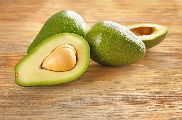 Verse Avocado Houten Tafel — Stockfoto