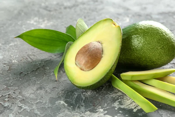 Snijd Avocado Grijze Tafel — Stockfoto