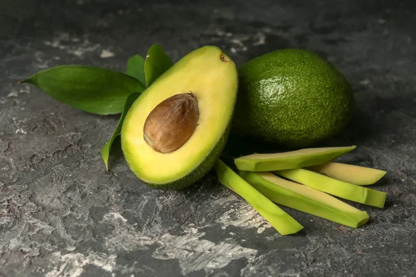 Avocat Coupé Sur Table Grise — Photo