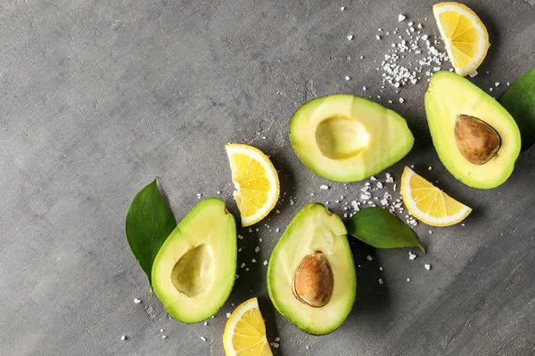 Vers Gesneden Avocado Citroen Segmenten Grijze Achtergrond — Stockfoto