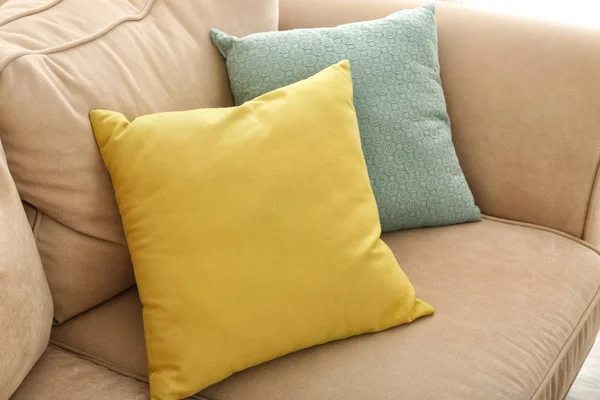 リビング ルームの柔らかい枕と快適なソファ — ストック写真