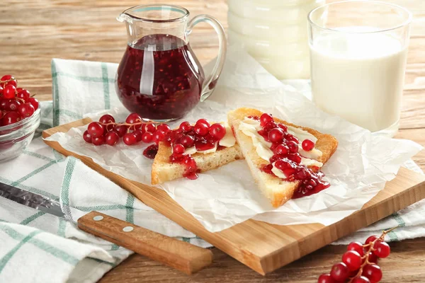 Delicious Toasts Red Currant Wooden Board — Stock Photo, Image