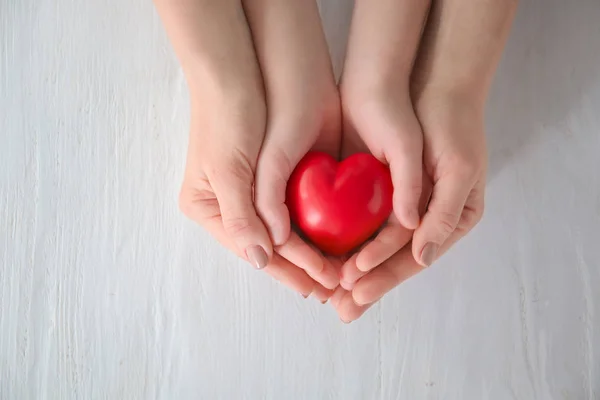 Anne Çocuk Ahşap Arka Plan Üzerinde Kırmızı Kalp Ile Sağlık — Stok fotoğraf
