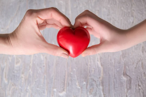 Madre Bambino Con Cuore Rosso Sfondo Legno Concetto Sanitario — Foto Stock